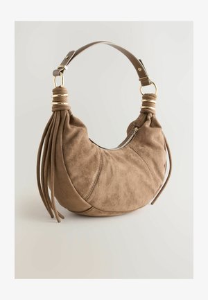 Rudas zomšinės hobo rankinė su išlenkta forma. Yra vienas rankenos su auksinėmis detalėmis, papuošta dekoratyvinėmis pynėmis ir užtrauktuko uždarymu.