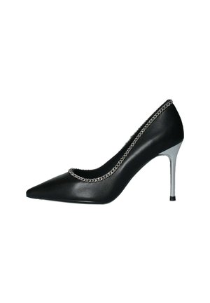 Scarpa con tacco alto in pelle nera, con punta affusolata, caratterizzata da un accento in catena argentata lungo la parte superiore e un tacco a stiletto in argento metallico.