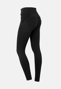 Leggings negros con una tela suave y elástica. El diseño de tiro alto presenta una costura contorneada y sutiles bolsillos traseros.