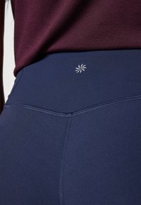 Athleta SALUTATION STASH SHORT - Tights - navy