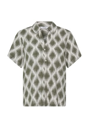 Camisa de manga corta con botones, con un patrón abstracto de diamantes en verde oliva y blanco, y cuello puntiagudo.