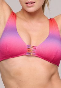 Top de bikini en degradado de rosa a púrpura, tejido texturizado, con tres adornos decorativos dorados y costuras planas para mayor comodidad.