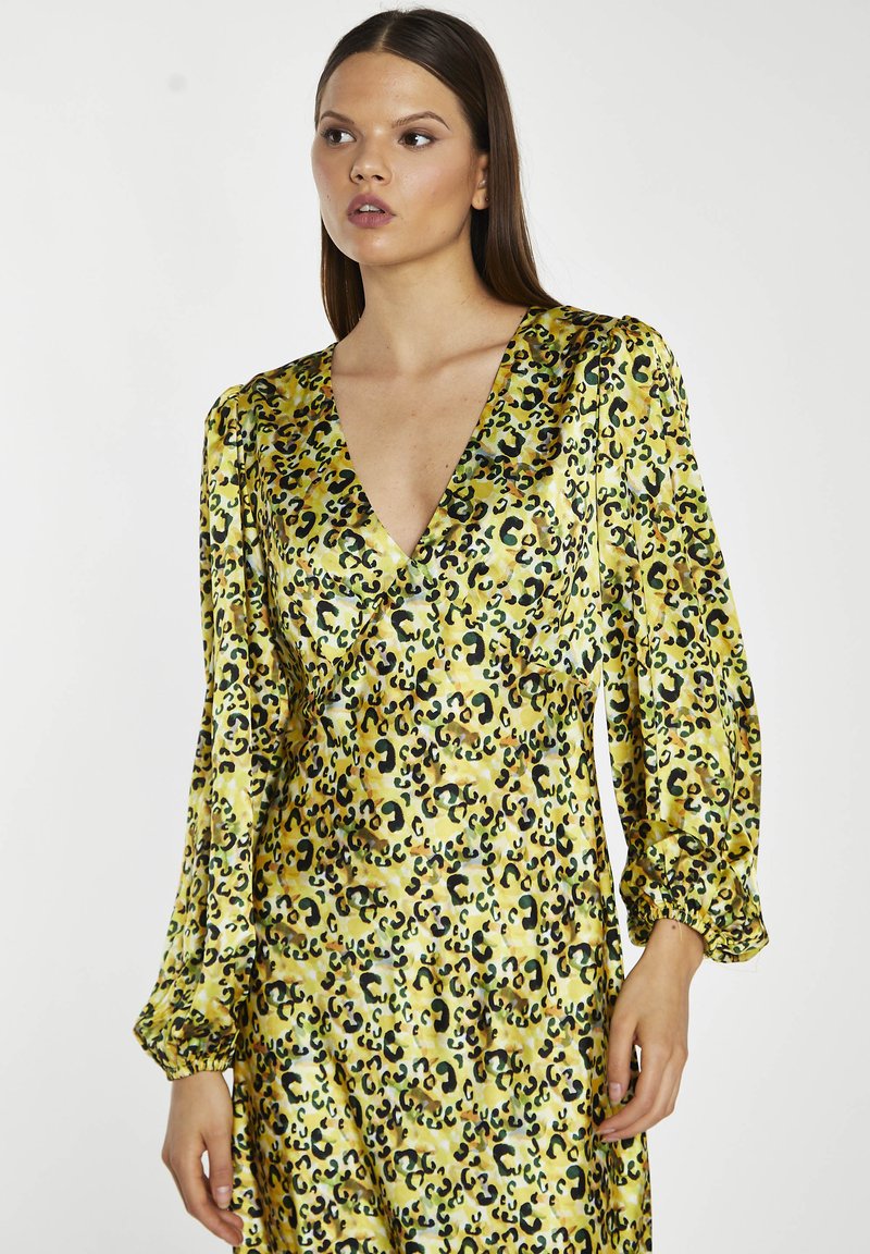 green emerald velvet dress Elevate Your Style with Our Leopard Print Dress XL main image 1