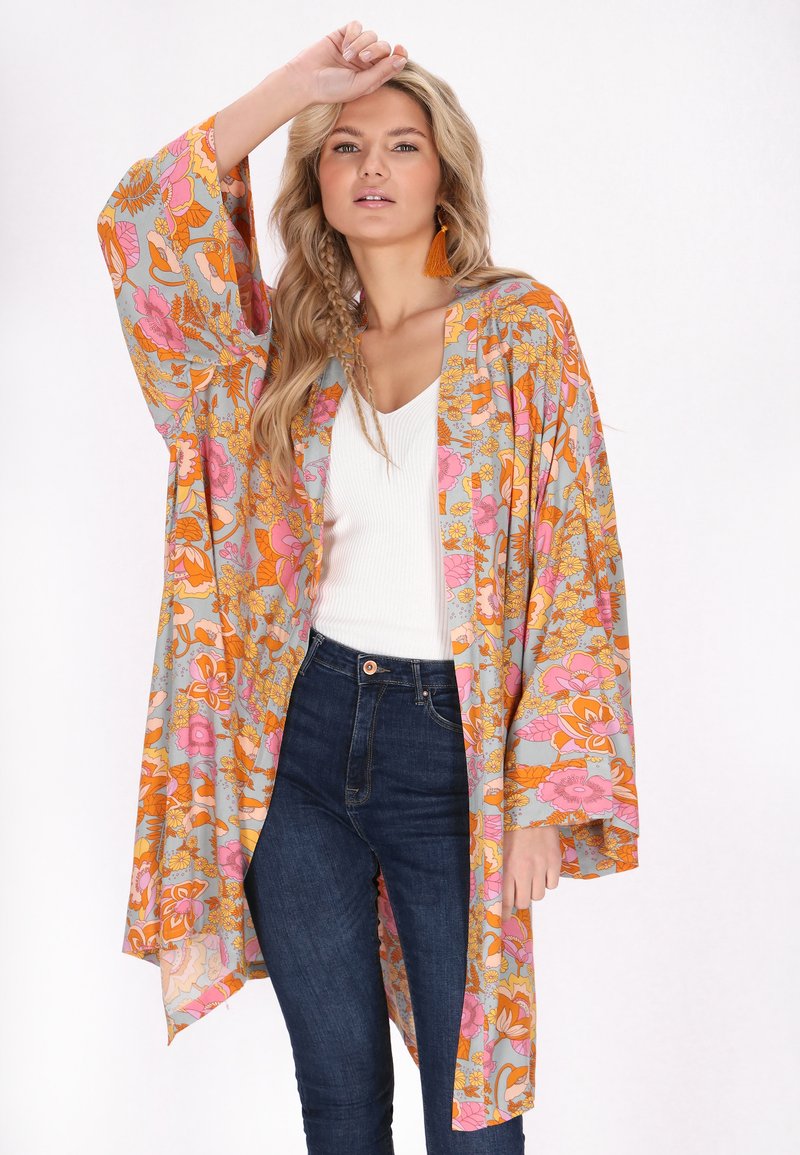 Kimono floral din material ușor, cu un fundal gri și flori roz și portocalii. Croi lejer, mâneci largi și design deschis pe față.