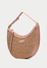 Pletená ratanová a světle hnědá kožená kabelka ve tvaru půlměsíce s uzávěrem na zip a nastavitelným popruhem.