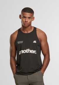 Canotta nera senza maniche in cotone; presenta testo grafico bianco "another" e logo del marchio sul petto; texture liscia, vestibilità rilassata.