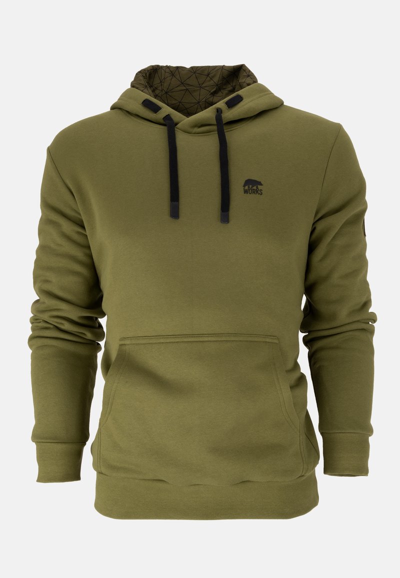 Olivegrüne Kapuzenjacke aus weichem Stoff. Mit einer Vordertasche, Kordelzugkapuze und schwarzem Logo auf der Brust. Innen hat sie ein geometrisches Muster.