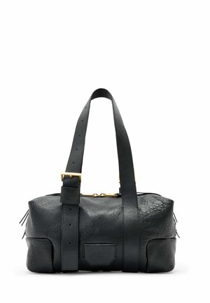 Sort læderhåndtaske med en struktureret overflade, prydet med guldfarvet hardware, justerbare stropper og sidelukninger for ekstra detaljer.