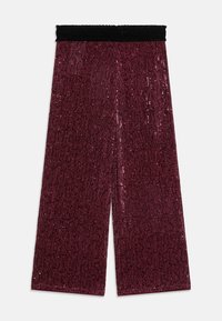 Bordeauxvidbyxor med en texturerad, paljettbelagd yta och ett svart elastiskt midjeband. Har en rak skärning och en glänsande finish.
