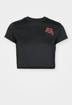 Melnās īsās krekls no maiga kokvilnas. Uz tā ir rozā grafika ar tekstu "Karma" un stilizētām acīm kreisajā krūtīs.