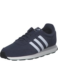 Granatowe buty sportowe wykonane z tkaniny i materiałów syntetycznych, z trzema białymi paskami, okrągłym noskiem i teksturowaną czarną podeszwą.