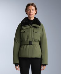 Olivno zelena napihena jakna s črnim umetnim krznom okoli ovratnika, pasom, ki se veže, in dvema prsima žepoma, ki ima gladko teksturo in strukturiran dizajn.
