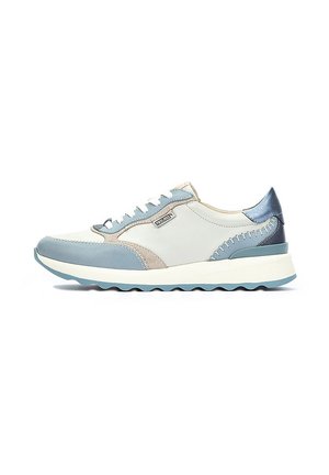 Zapatos deportivos con una combinación de cuero azul claro, beige y blanco, con acentos texturizados, un collar acolchado y una suela de goma flexible.