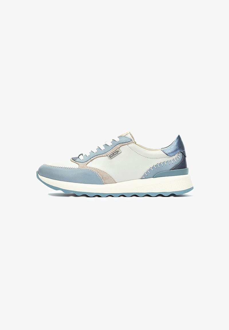 Baskets comprenant un mélange de cuir bleu clair, beige et blanc avec des accents texturés, un col rembourré et une semelle en caoutchouc flexible.