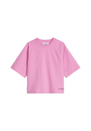 Tricou roz pal cu mâneci scurte, croială scurtă, decolteu rotund și broderie mică cu logo negru pe marginea inferioară stângă.