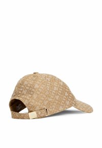 Cappello beige con un design texture, caratterizzato da un motivo logo. Il retro presenta una fascia regolabile con un'accento metallico in tono oro.