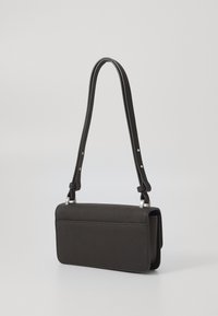 Borsa a mano in pelle nera con forma rettangolare, dotata di una lunga tracolla, accessori in argento e superficie testurizzata. Design compatto per trasportare l'essenziale.