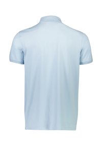 Polo shirt blu chiaro con colletto classico, maniche corte, texture liscia e senza loghi o motivi visibili sul retro.