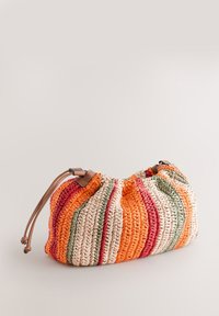Sac tissé multicolore présentant des rayures orange, rouge, vert et crème, avec un design à sommet froncé et des accents en cuir marron.