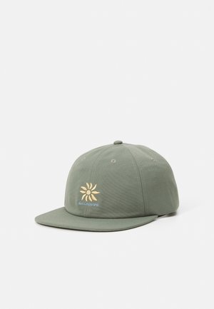 Khaki zöld sapka lapos szélekkel, amelyen hímzett sárga napminta és kék "BILLABONG" felirat található az elején. Pamut anyagból készült.