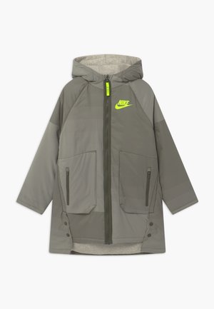 Veste Nike grise à capuche avec fermeture éclair frontale, deux poches zippées, boutons-pression sur les côtés et logo Nike jaune fluo sur la poitrine.