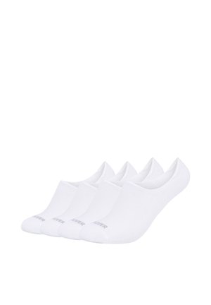 Vier paar eenvoudige witte lage onzichtbare sokken op een rij, gemaakt van gebreide stof met een naadloos ontwerp.