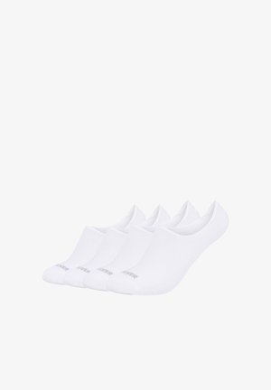 Vier paar eenvoudige witte lage onzichtbare sokken op een rij, gemaakt van gebreide stof met een naadloos ontwerp.