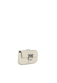 Borsa a tracolla bianca in pelle con chiusura a patta, caratterizzata da un rialzo metallico circolare con dettagli di uccelli e bordo cucito. Forma rettangolare compatta.