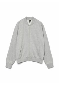 Szara kurtka bomberka z miękkiego materiału, z zamkiem błyskawicznym z przodu, prążkowanymi mankietami, dwoma bocznymi kieszeniami oraz okrągłym dekoltem. Gładka faktura.