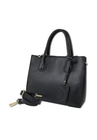 Sac à main en cuir noir avec une finition texturée, des poignées doubles et une bandoulière amovible. Doté d'une fermeture éclair dorée et d'une étiquette.