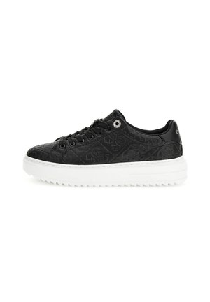 Sneaker nera con upper testurizzato caratterizzato da motivi in rilievo, lacci neri e suola piatta bianca con bordi scanalati.