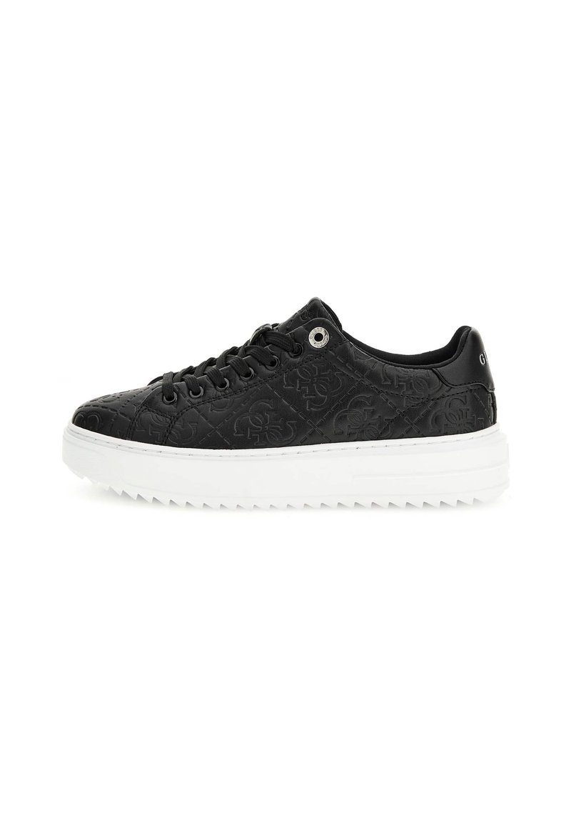 Sneaker nera con upper testurizzato caratterizzato da motivi in rilievo, lacci neri e suola piatta bianca con bordi scanalati.