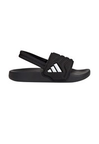 Černé pantofle s texturovaným svrškem, výrazným designem se třemi bílými pruhy a plochou gumovou podrážkou. Nastavitelný pásek za patou.