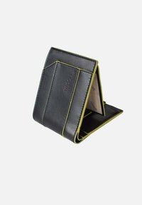 Portafoglio in pelle nera con cuciture gialle; presenta un design angolare con più scomparti per carte e una superficie texturizzata.