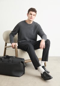 Tommy Hilfiger ESSENTIAL STRUCTURE CREW NECK - Pulóver - dark grey heather