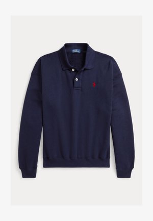 Granatowa koszulka polo z długim rękawem, dwoma białymi guzikami i czerwonym haftowanym logo po lewej stronie klatki piersiowej na białym tle.