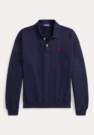 Marineblaues Langarm-Poloshirt mit zwei weißen Knöpfen und rotem, gesticktem Logo auf der linken Brust auf weißem Hintergrund.
