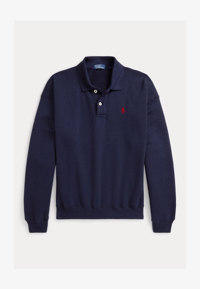 Marineblaues Langarm-Poloshirt mit zwei weißen Knöpfen und rotem, gesticktem Logo auf der linken Brust auf weißem Hintergrund.