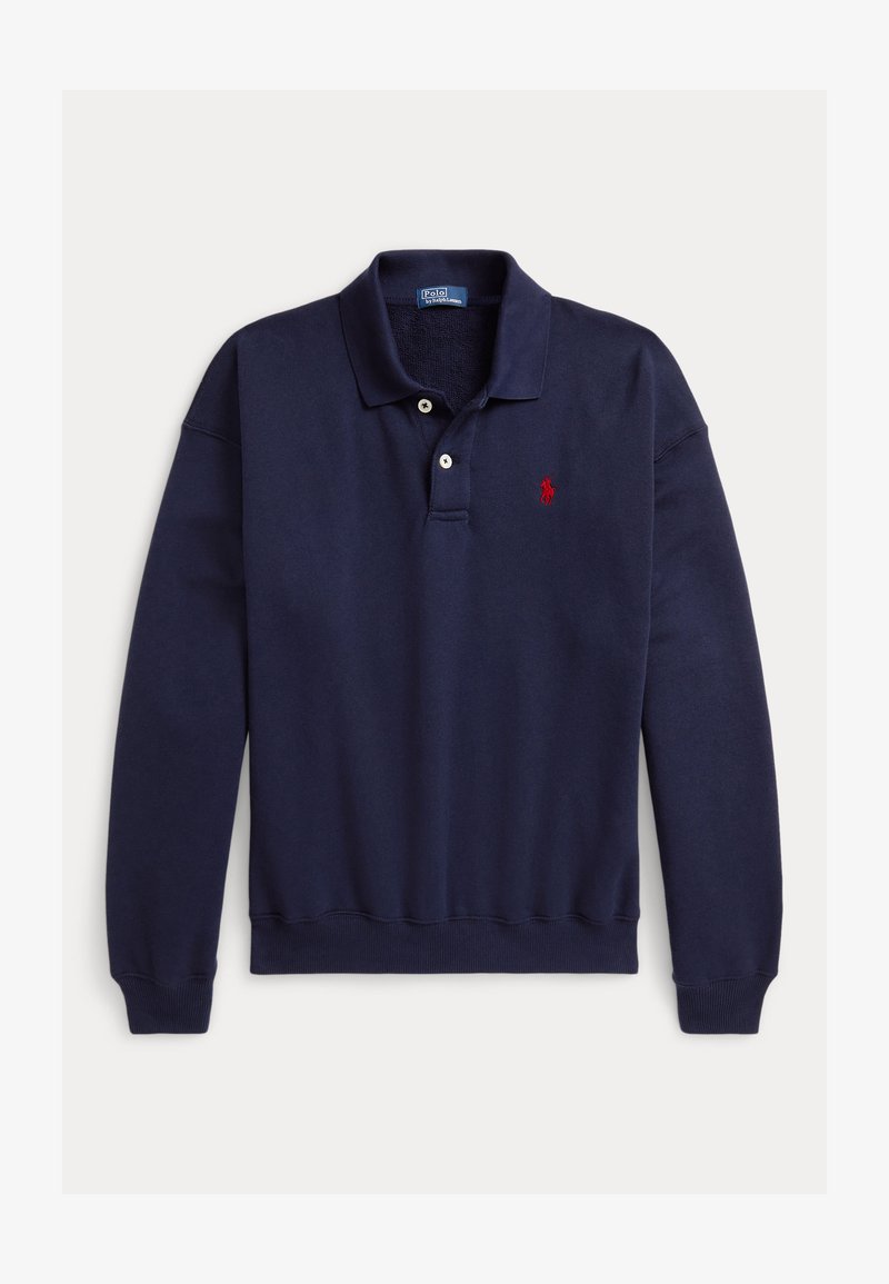 Granatowa koszulka polo z długim rękawem, dwoma białymi guzikami i czerwonym haftowanym logo po lewej stronie klatki piersiowej na białym tle.