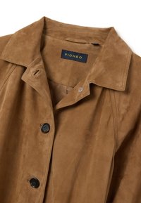 Giacca in suede marrone con colletto a punte, caratterizzata da due bottoni neri e un'etichetta con la scritta "PIOMBO". Texture morbida e finitura liscia.