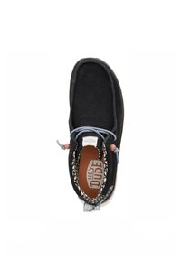 Czarny zamszowy but z jasnoniebieskimi sznurowadłami, wzorzystą podszewką wewnętrzną i gumową podeszwą. Sznurowadła ozdobione koralikami, a wkładka z logo marki.