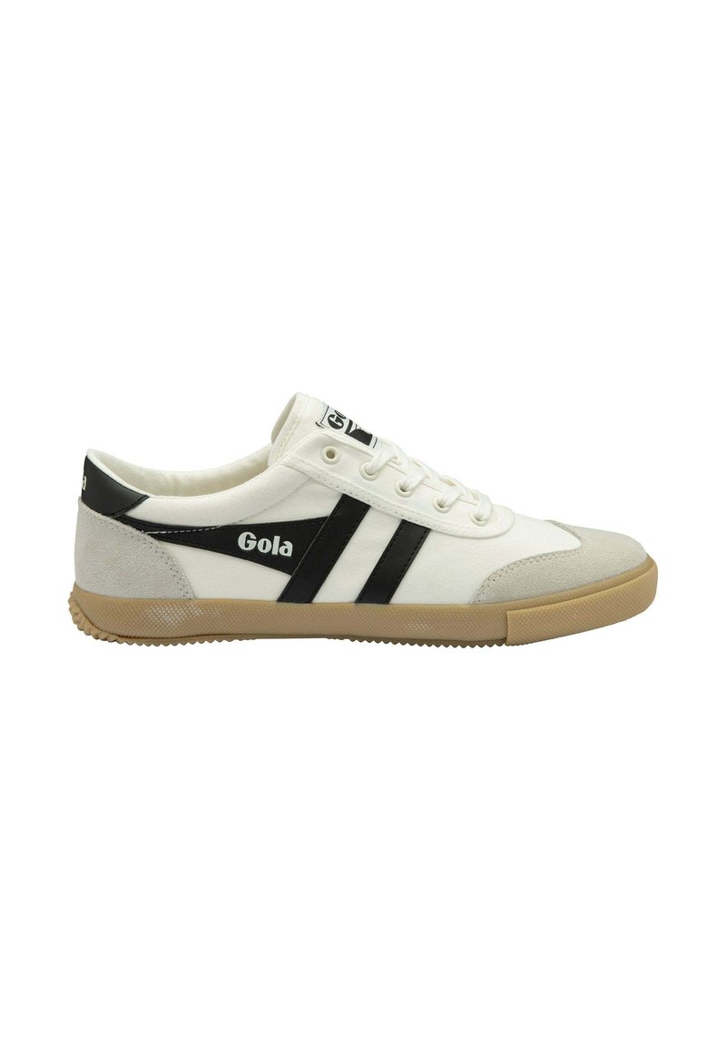 Sneaker in tela bianca con strisce laterali nere e logo, punta in camoscio grigio e suola in gomma. Presenta sei fori per i lacci con lacci bianchi.
