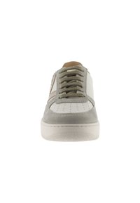 Baskets blanches avec accents en suède gris, capuchon perforé et lacets beiges. Semelle en caoutchouc épaisse avec semelle texturée. Design minimaliste.