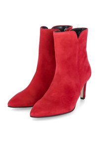 Paire de bottines en daim rouge à bouts pointus et talons fins de hauteur moyenne, présentées sur fond blanc.