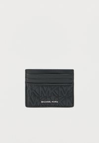 Čierny kožený držiak na karty s reliéfnym vzorom loga, štyrmi priehradkami na karty a kovovým označením v spodnej časti. Hladká textúra a kompaktný dizajn.