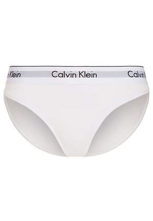 Witte katoenen bikini-onderbroeken met een zwarte en grijze elastische tailleband waarop "Calvin Klein" langs de bovenkant is gedrukt. Gladde textuur en minimaal ontwerp.