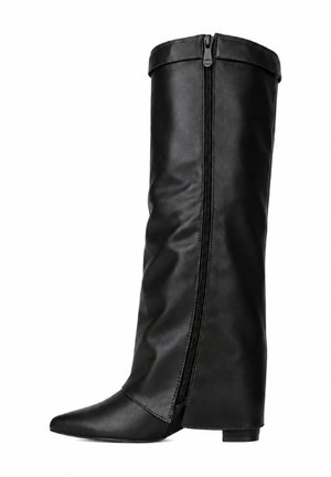 Schwarzer kniehoher Stiefel mit spitzer Vorderkappe, niedrigem Blockabsatz und Seitenreißverschluss auf weißem Hintergrund.