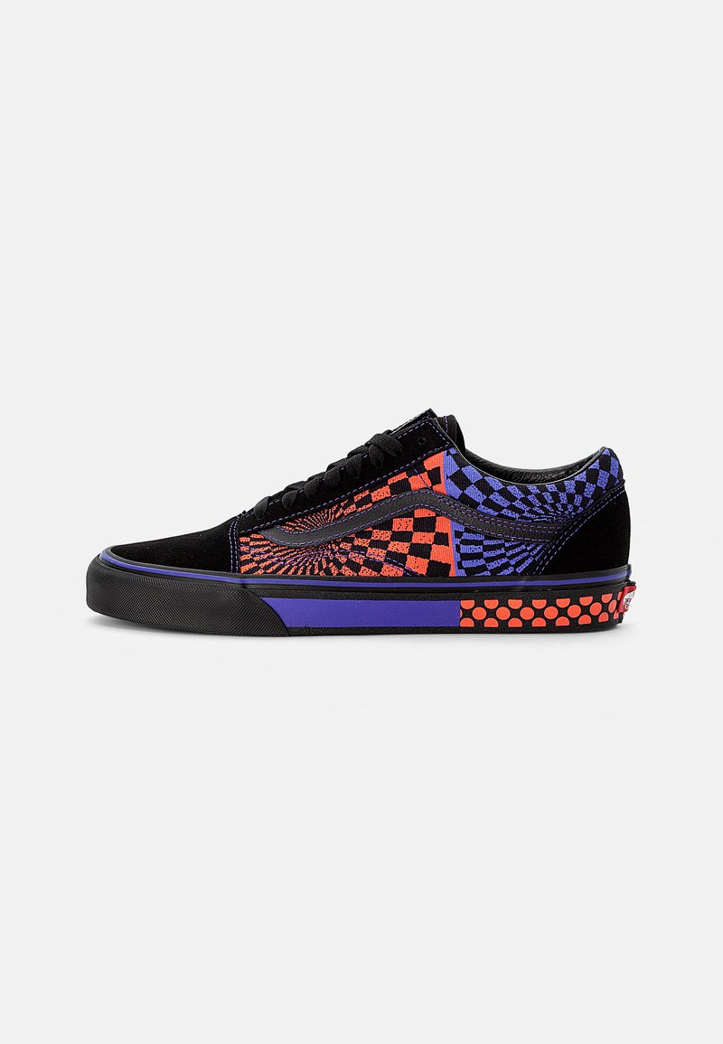 Sneaker din nubuc negru cu modele vivante de tablă de șah în roșu și albastru, accente texturate și o talpă din cauciuc mov cu un design punctat.