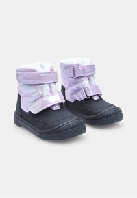 Crne i ljubičaste vodootporne čizme s dva čičak traka, plišanom postavom i teksturiranom gumenom potplatom dizajniranim za toplinu i stabilnost.