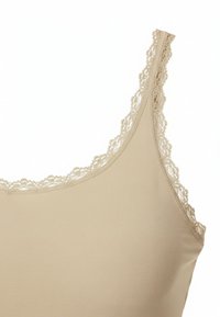 Beige tanktop met kanten rand langs de halslijn en bandjes. Gladde stoftextuur, aansluitend ontwerp en minimalistische stijl.